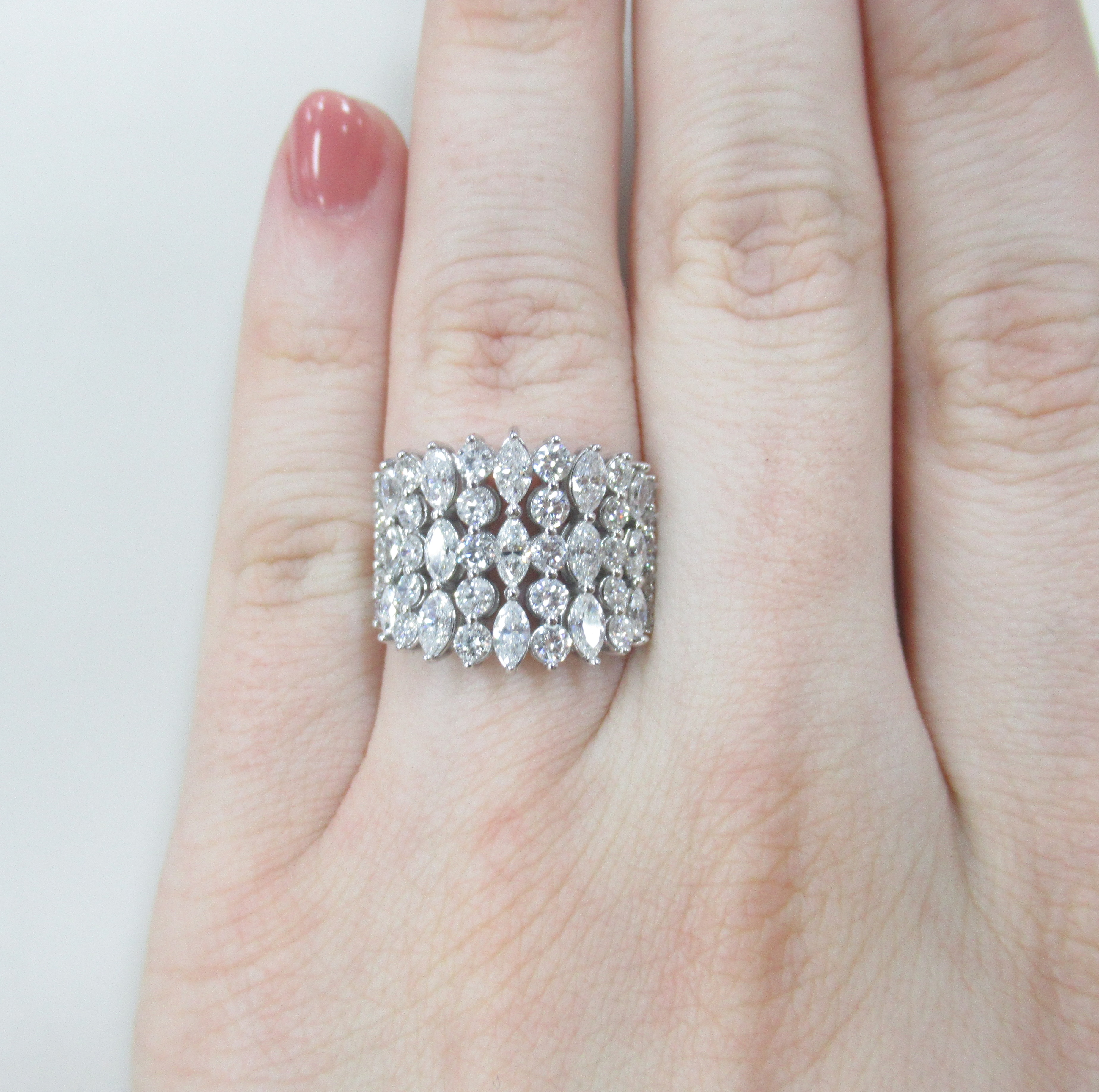 Кольцо из белого золота с бриллиантами